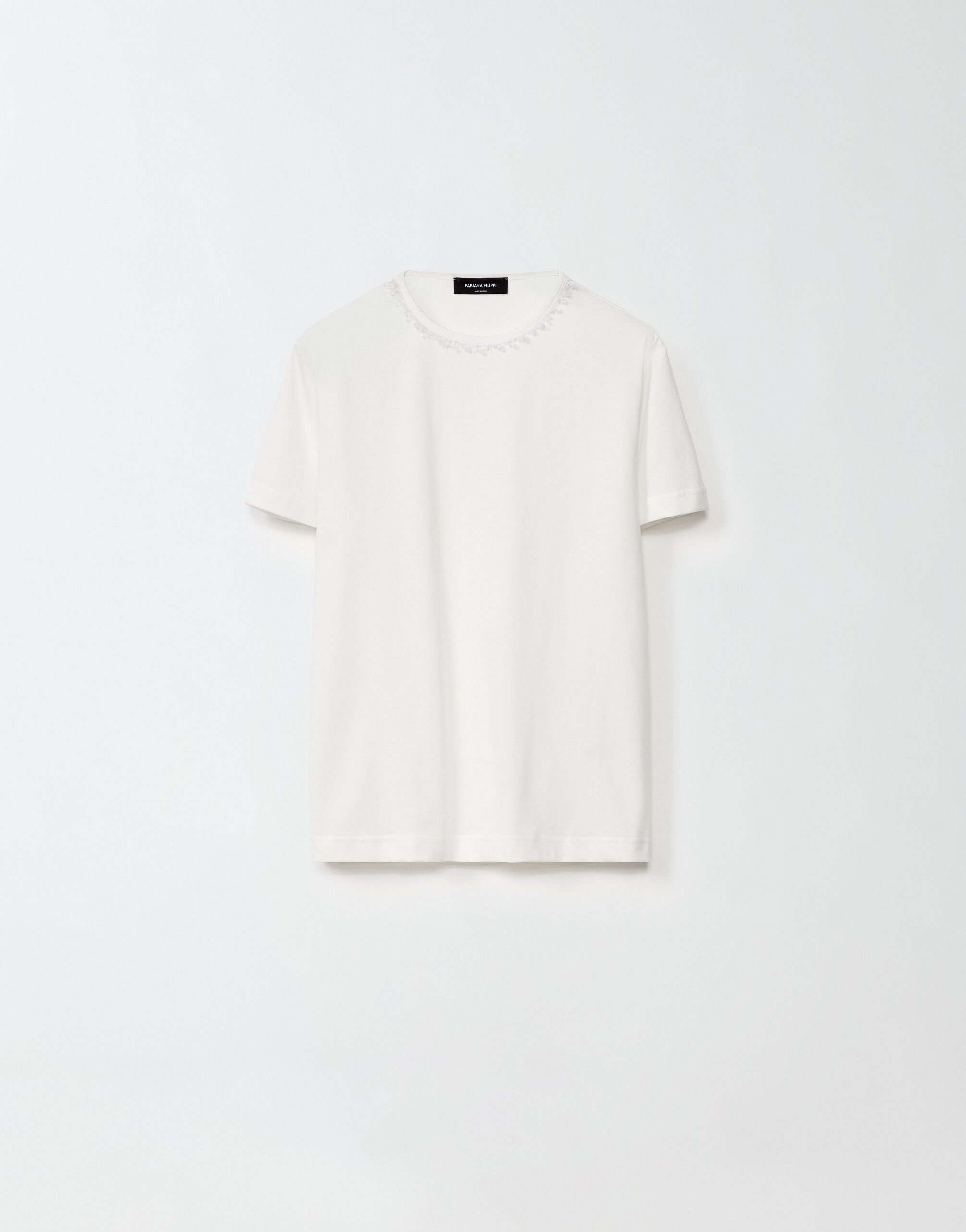 ${brand} T-Shirt aus Jersey mit besticktem Kragen, Weiß ${colorDescription} ${masterID}
